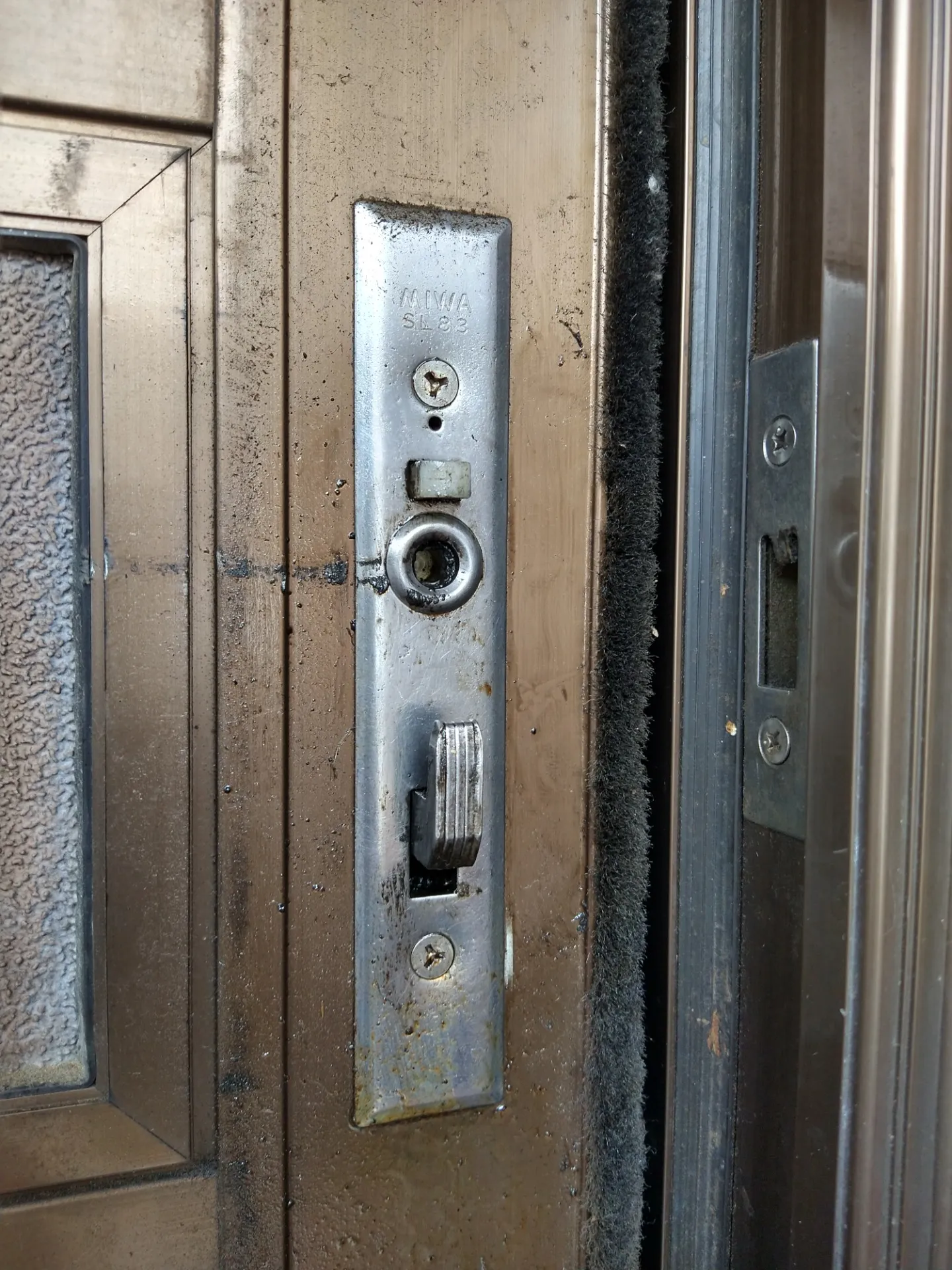 【長野市】引き違い錠交換、電子錠新規取付工事を行いました。