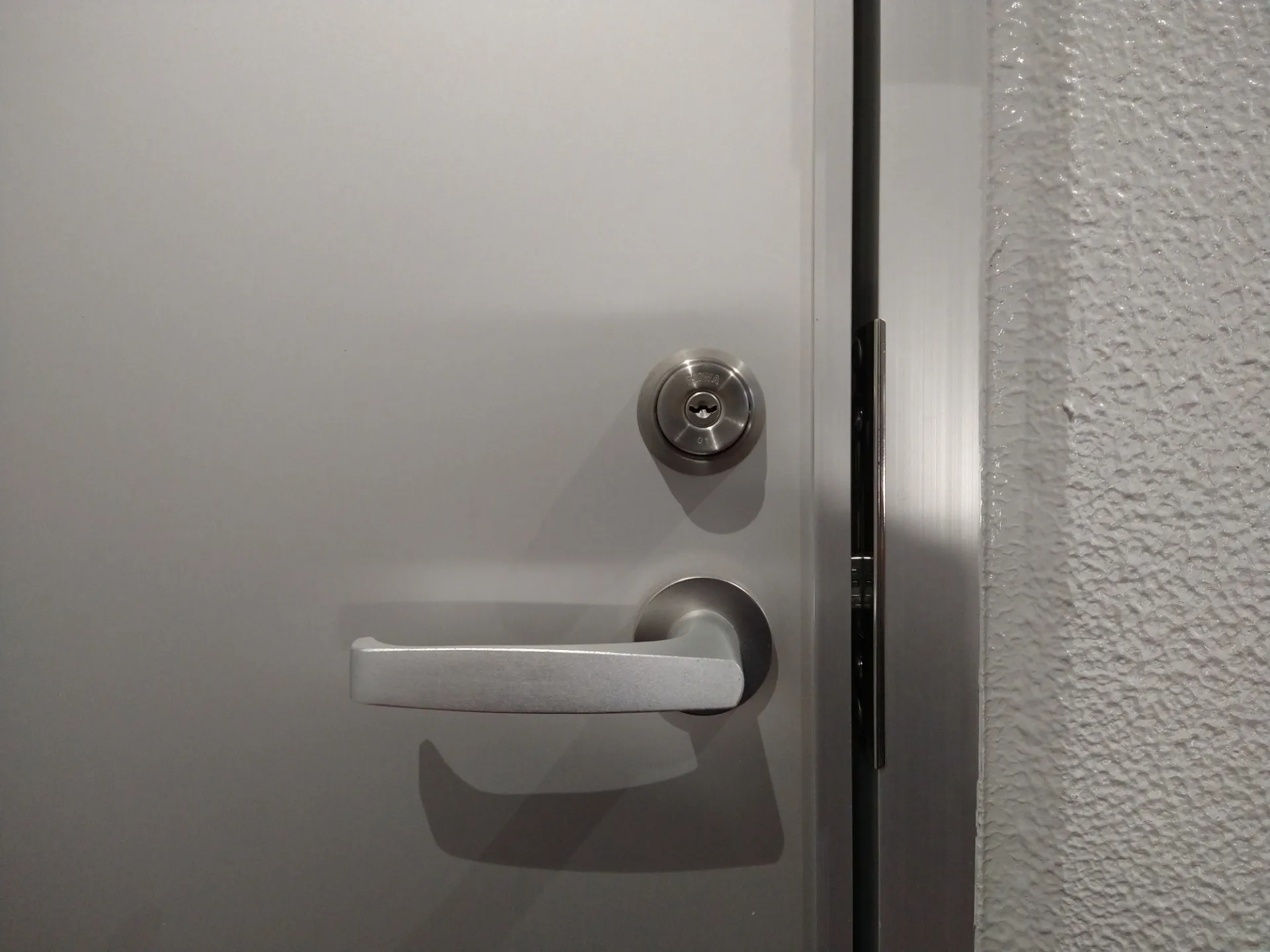 【長野市】美和ロック シリンダー交換、玄関ドアレバー垂れ下がり交換を行いました。